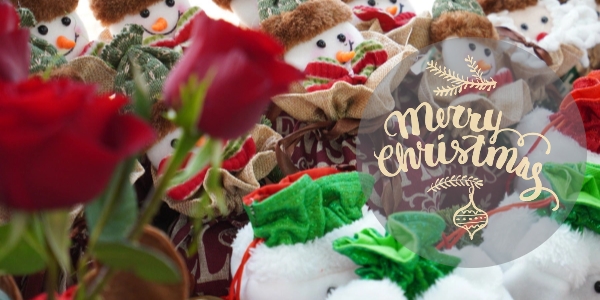 La joie de Noël se propage à travers le monde alors que les festivités commencent